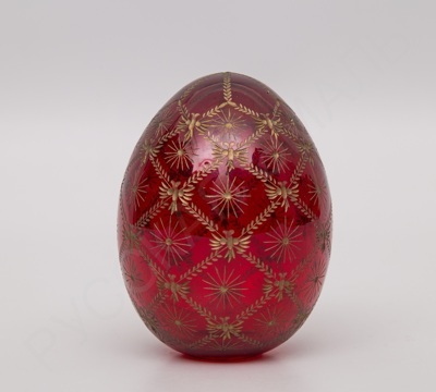 Яйцо пасхальное рубинового стекла с резной золоченой сеткой и звездами