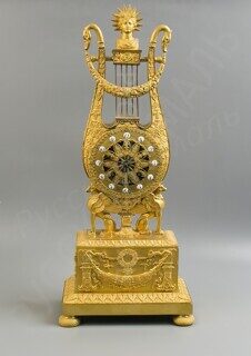 Часы «Лира» в стиле Ампир, представляющие аллегорию античного бога Аполлона.