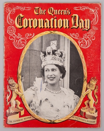 [Фотоальбом, посвященный коронации Елизаветы II]. The Queen s coronation day. The pictorial report of the historic occasion. With the Eye - Witness Story jf Her Majesty s Crowning. 1953. - 32 с., ил.; 23 х 17 см.