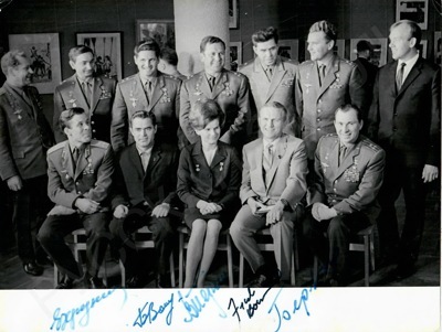 [Автографы]. Групповая фотография советских космонавтов с американским астронавтом Ф. Борманом