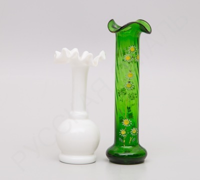 Две вазочки: зеленого стекла с изображением ромашек и молочного стекла с фестончатым бортом
