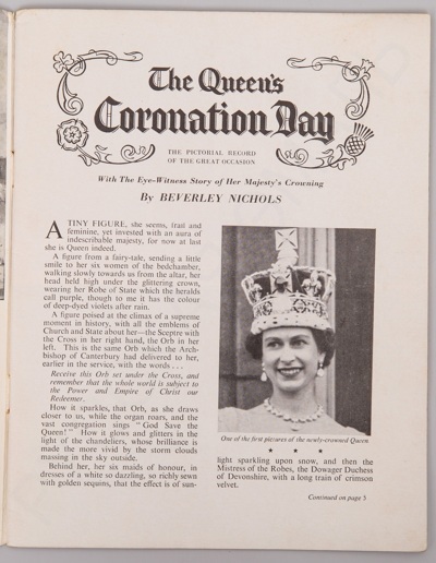 [Фотоальбом, посвященный коронации Елизаветы II]. The Queen s coronation day. The pictorial report of the historic occasion. With the Eye - Witness Story jf Her Majesty s Crowning. 1953. - 32 с., ил.; 23 х 17 см.