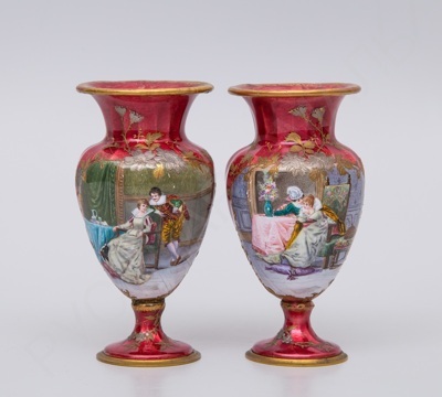 Две вазочки с росписью эмалью и золотыми цветами «Галантные сценки»