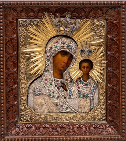 [Казанские мастера серебряного дела]. Икона «Богоматерь Казанская» в серебряном чеканном окладе и шитой жемчужной ризе, украшенной разноцветными вставками в оригинальном киоте