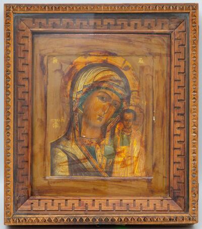 Икона «Богоматерь Казанская» в деревянном киоте