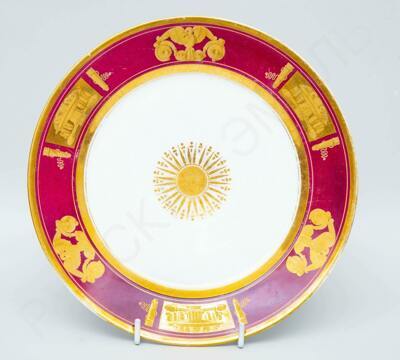 Тарелка в стиле ампир с золоченым изображением лебедей и вазонов с цветами по пурпурному борту