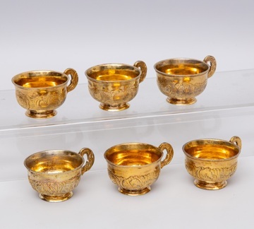 iogann_fridrih_kepping_shest_charok_s_gravirovannym_rokajlnym_ornamentom_i_figurnoj_ruchkoj.jpg