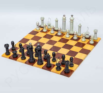 Комплект шахмат и шашек со складной доской на индустриальную тематику «Винты и гайки» в оригинальном футляре