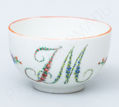 Чашка с изображением вензеля "IM" из цветов и букетов. Батенины