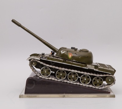 Модель танка с микросхемами, подаренная генералу Лутовинову Г.С., ремонтниками Кантемировской дивизии