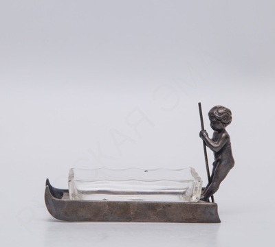 Пепельница с фигурным изображением мальчика-лодочника. Плевкевич