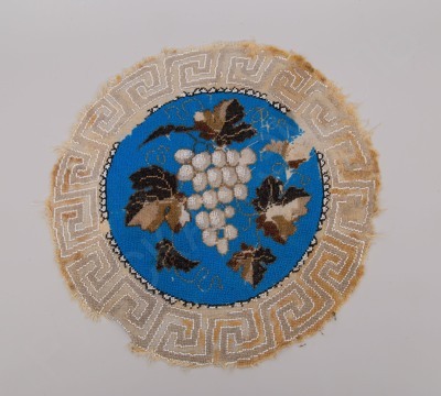 Плато бисерное круглое с меандровым орнаментом и изображением виноградной лозы
