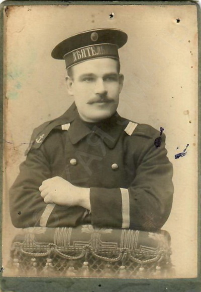 Фотография (формат "визитка") боцманмата эсминца "Деятельный". 1912. Дарственная надпись на обороте. 