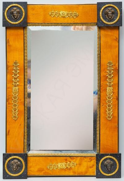 Зеркало настенное с маскаронами по углам