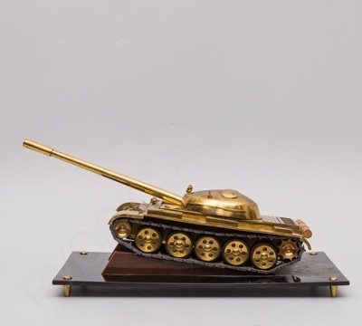 Модель танка, подаренная генералу Лутовинову Г.С.